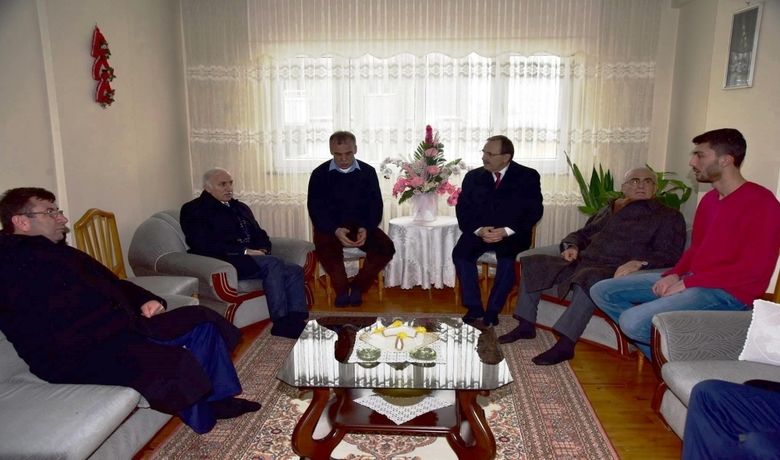 Vali Ve Başkandan Şehit Ailesine Ziyaret - Samsun Valisi İbrahim Şahin ve Samsun Büyükşehir Belediye Başkanı Yusuf Ziya Yılmaz fırsat buldukları her an şehit ailelerini ziyaret ederek onlara moral vermeye ve destek olmaya devam ediyor.
