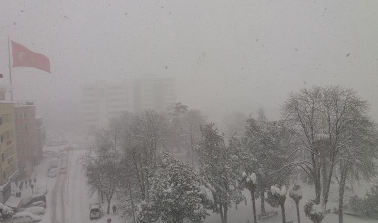 Samsun'daki Yoğun Kar Ve TipiHem Çile Hem Eğlence Oldu - Samsun’da son 60 yılın en ağır kışlarından biri yaşanırken, etkili olan tipi nedeniyle zaman zaman göz gözü görmüyor.