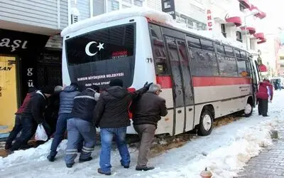 Samsun’da Kara Kış Samsunlunun Karla İmtihanı Yoğun Kar Yağışının Ardından Her Yer Buzla Kaplandı Buzdan Kayan Halk Otobüsü, Devrilmekten Son Anda Kurtuldu