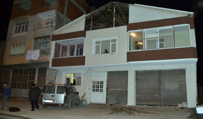 Başına Ağaç Dalı Düşen Genç Yaralandı - Samsun'un Bafra ilçesinde başına ağaç dalı düşen genç ağır yaralandı.
