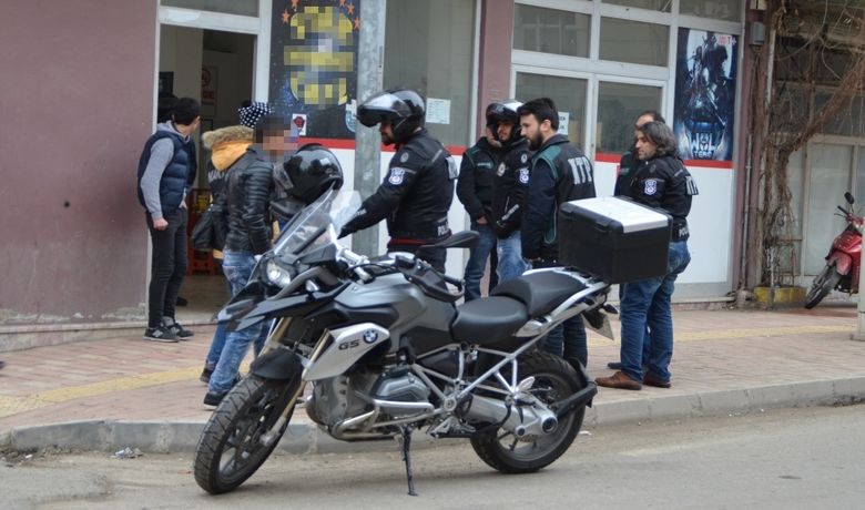 Narkotim Ekipleri Bafra’da - Samsun Emniyet Müdürlüğü Uyuşturucu ile Mücadele Şube Müdürlüğü ‘Narkotim’ ekipleri ile birlikte Bafra Asayiş Büro ekipleri okul önlerinde şüpheli kişilere tek tek üst araması yaptı.
