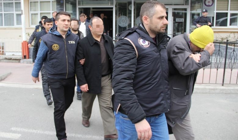 Samsun'da Bylock'tan Gözaltına Alınan28 Polis Adliyeye Sevk Edildi - Samsun merkezli İstanbul, Tokat ve Sivas illerinde düzenlenen operasyonda FETÖ'nün gizli haberleşme programı ByLock'u kullandıkları ileri sürülerek 3 gün önce gözaltına alınan 28 polis adliyeye sevk edildi.