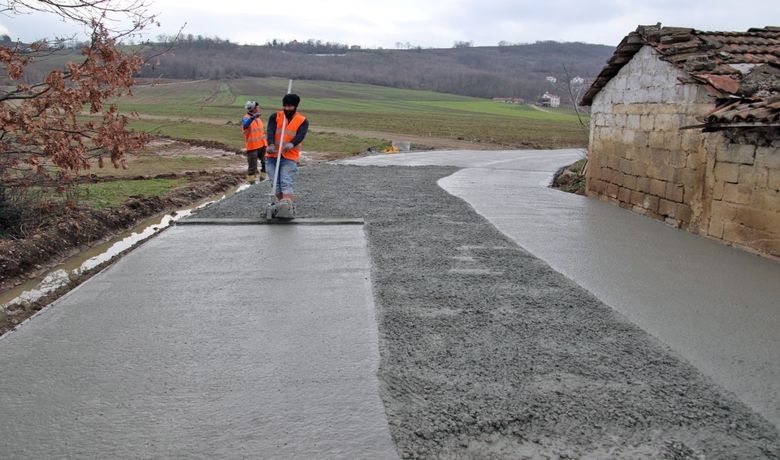 Başkan Şahin Çalışmaları Yerinde İnceledi - Samsun Bafra Belediye Başkanı Zihni Şahin, Evrenuşağı Mahallesi'ndeki beton yol çalışmalarını yerinde inceledi.