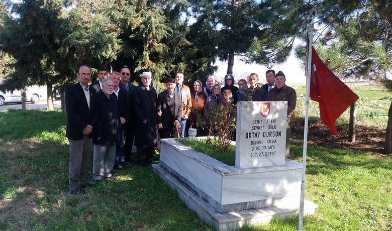 Şehit Oktay Dursun Kabri Başında Dualarla Anıldı - Antalya Kemer-Göynücek Jandarma Komutanlığında görevi sırasında elim bir kaza sonucu şehit olan Jandarma Er Oktay Dursun, ölüm yıldönümünde mezarı başında anıldı.