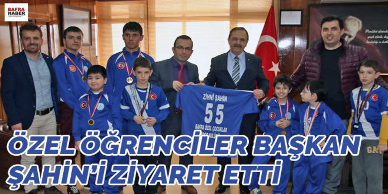Özel Öğrenciler Başkan Şahin`i Ziyaret Etti - Bafra Özel Eğitim Uygulama Merkezi Okulu Bafra Özel Çocuklar Eğitim ve Spor Kulübü`nün başarılı öğrencileri, Belediye Başkanı Zihni Şahin`i ziyaret etti.