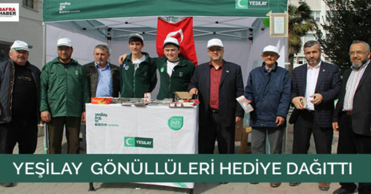 Yeşilay Gönüllüleri Hediye Dağıttı