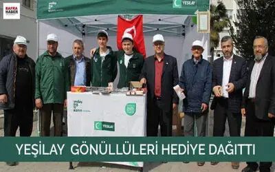 Yeşilay Gönüllüleri Hediye Dağıttı