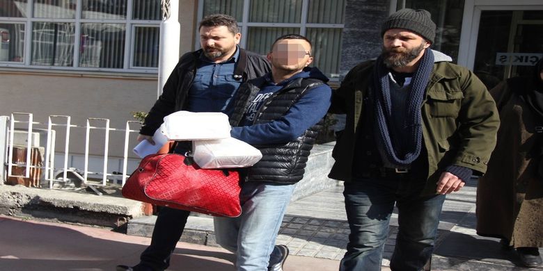 Uyuşturucu Takibinde Yakalanan Şahsın 5Yıl Hapsi Olduğu Ortaya Çıktı - Samsun'da polisin İstanbul'dan Samsun'a uyuşturucu getireceğine dair takibe alıp yakaladığı şahsın uyuşturucu ticareti suçundan kesinleşmiş 5 yıl hapis cezasının bulunduğu ortayı çıktı