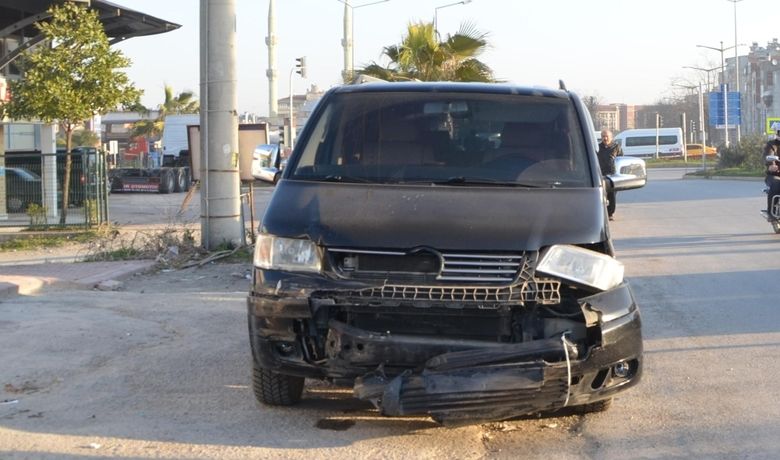 Minibüs İle Otomobil Çarpıştı: 1 Yaralı - Samsun’un Bafra ilçesinde otomobil ile minibüsün çarpışması sonucu 1 kişi yaralandı.