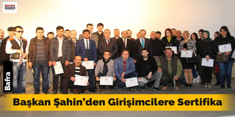 Başkan Şahin`den Girişimcilere Sertifika - Bafra Belediyesi ve Bafra İŞKUR Bafra Hizmet Merkezi işbirliği ile gerçekleştirilen Mesleki Eğitim Kursunun katılımcılarına sertifikaları verildi.