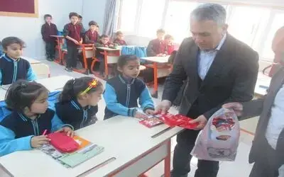 Omü Hatay'da Suriyeli Küçük Öğrencileri Kucakladı