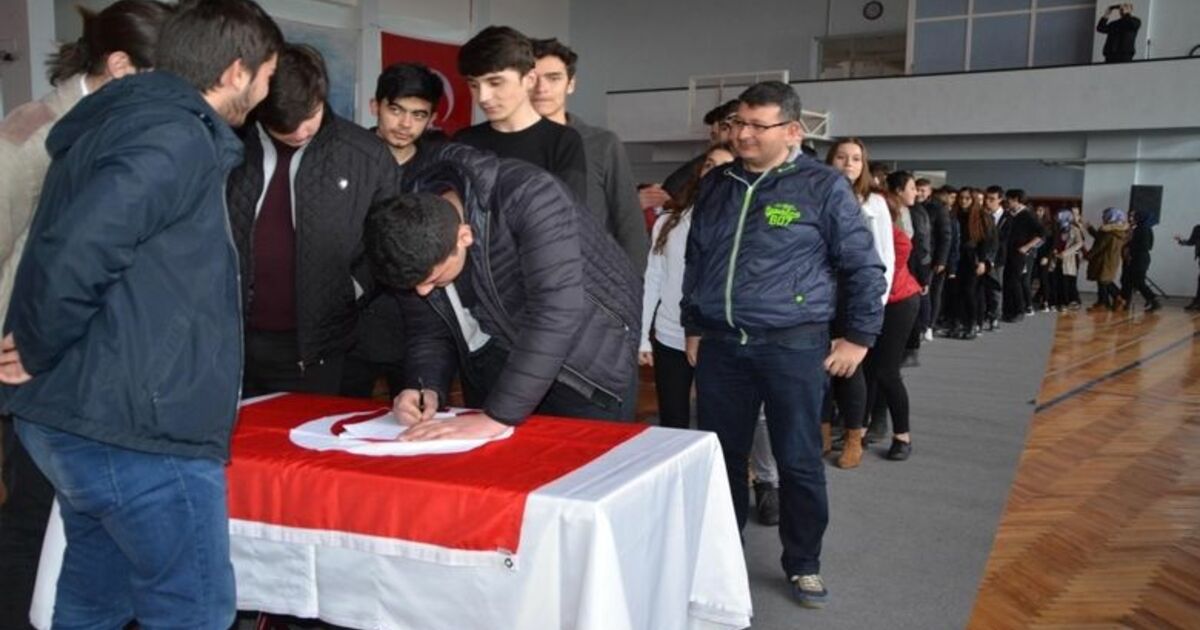 Liselilerden Akar’a Mektup 700 Liselinin İmzaladığı Mektup, “vatanım Sana Canım Feda” Etkinliği Kapsamında Genelkurmay Başkanı Hulisi Akar’a Gönderildi
