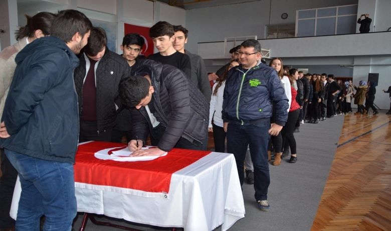 Liselilerden Akar’a Mektup 700 Liselinin İmzaladığı Mektup, “vatanım SanaCanım Feda” Etkinliği Kapsamında Genelkurmay Başkanı Hulisi Akar’a Gönderildi - Samsun Bafra Anadolu Lisesinde düzenlenen “Vatanım Sana Canım Feda” etkinliğinde 700 liselinin imzaladığı mektup, Genelkurmay Başkanı Hulisi Akar’a gönderildi.