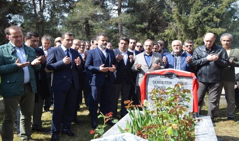 Bafra Hocalarını Unutmadı - Samsun'un Bafra ilçesinde 8 yıl önce silahlı saldırı sonucu hayatını kaybeden Bafra Belediyespor Kaleci Antrenörü İsmail Kurt mezarı başında anıldı.