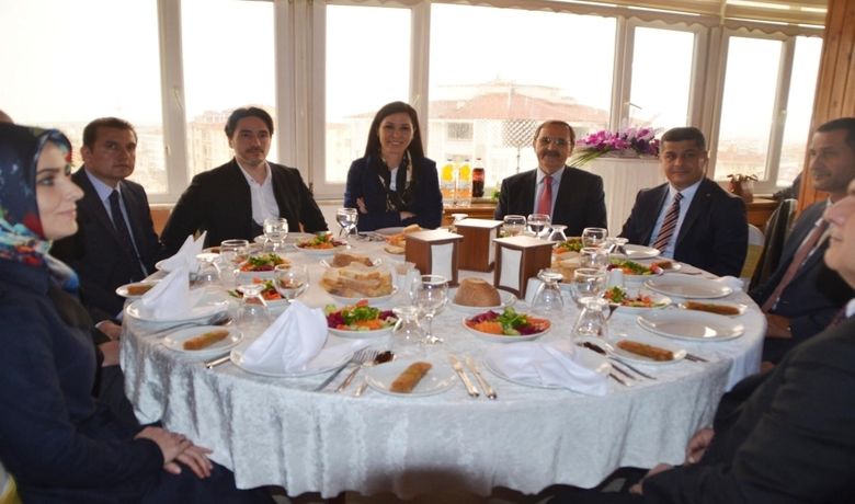 Karaaslan, Bafra’da Stk’lar İle Bir Araya Geldi - AK Parti Genel Başkan Yardımcısı ve Samsun Milletvekili Çiğdem Karaaslan, Samsun’un Bafra ilçesinde sivil toplum kuruluşları(STK) temsilcileriyle bir araya geldi.