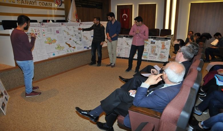 Şehir Plancı Adayları Samsun Tso’da - Çalışma alanı olarak Samsun’u seçen Atatürk Üniversitesi Mimarlık ve Tasarım Fakültesi Şehir ve Bölge Planlama Bölümü 4. sınıf öğrencileri Samsun TSO Yönetim Kurulu Başkanı Salih Zeki Murzioğlu’nu ziyaret etti. 10 farklı konu çerçevesinde Samsun kentini çalışan öğrenciler, planlamalarını Başkan Murzioğlu ile paylaştı.