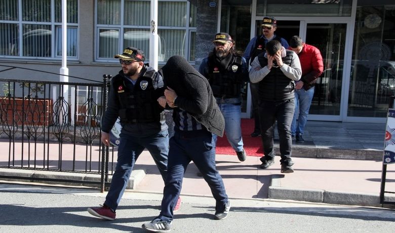 Uyuşturucu Ticareti Şüphelisi 19 Kişi Adliyede - Samsun merkezli, Bafra ilçesi ve İstanbul’da gerçekleşen eş zamanlı operasyonda uyuşturucu ticareti yaptıkları iddiasıyla gözaltına alınan 22 kişiden 19'u adliyeye sevk edildi.