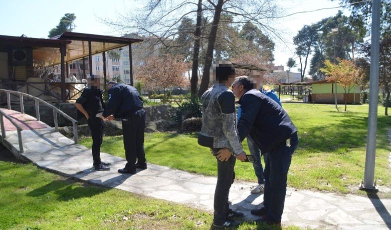 Bafra'da Okul Önleri Veİnternet Kafelerde Asayiş Uygulaması - Samsun Bafra İlçe Emniyet Müdürlüğüne bağlı ekipler, okul önlerinde ve internet kafelerde asayiş uygulaması yaptı.