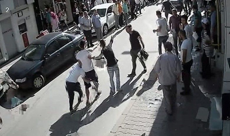 Berber Cinayetine Ceza Yağdı 4Sanığa Toplam 61 Yıl Ceza Verildi - Samsun'un Bafra ilçesinde bir berberin bıçaklanarak öldürüldüğü cinayetin tutuklu sanıklarına ceza yağdı.