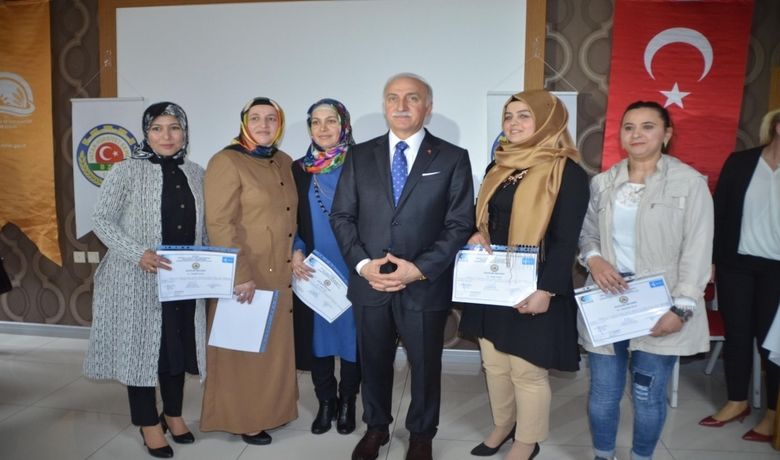 Girişimci Kadınlar Sertifikalarını Aldı - Samsun’un Bafra ilçesinde Gıda, Tarım ve Hayvancılık Bakanlığı, Türkiye Ziraat Odaları Birliği ve İŞKUR işbirliği ile hayata geçirilen “Tarımda Kadın Girişimcilerin Güçlendirilmesi Programı” kapsamında kadın girişimciler sertifikalarını aldı.