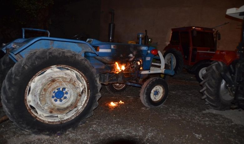 Yanan Traktörü Polis Söndürdü - Samsun’un Bafra ilçesinde bir galeride park halinde bulunan traktörde çıkan yangın, polis tarafından yangın tüpü ile söndürüldü.