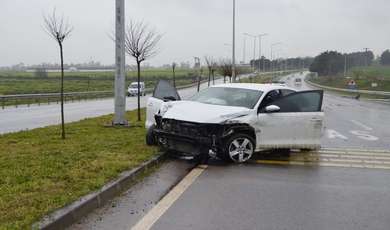 Yağmur Kazaya Yol Açtı: 3 Yaralı - Samsun’un Bafra ilçesinde yağmurdan kayganlaşan yolda meydana gelen trafik kazasında 3 kişi yaralandı.