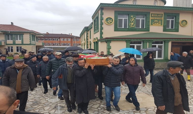 Vefat Eden Müdüre Öğrenci Vefası - Samsun’da 84 yaşında vefat eden müdürlerinin cenazesine Türkiye’nin her tarafından öğrencileri akın etti. Tedavi gördüğü özel bir hastanede vefat eden edebiyat öğretmeni eski Ticaret Lisesi Müdür Yardımcısı, eski 50. Yıl Lisesi Müdürü ve Milli Eğitim Bakanlık Müfettişi Remzi Öztürk’ün cenazesine çok sayıda öğrencisi katıldı. Cenazeye özellikle 2000 yılında kapatılan eski 50. Yıl Lisesi yatılı öğrencileri ve öğretmenlerinin yoğun katılması dikkat çekti. Birçok dernek ve kooperatiflerin kuruculuğunu da yapan 1956-1980 yılları arasında öğretmen ve idareci olarak görev yapan Remzi Öztürk’ün Orhan Şaik Gökyay ve Ahmet Kabaklı’dan dersler alan nadir eğitimcilerden olduğu belirtildi. Bafra ilçesinin Kolay Mahallesi’nde 1933 yılında doğan Öztürk’ün kendi mahallesinden onlarca kişinin okumasına vesile olduğu ifade edildi.