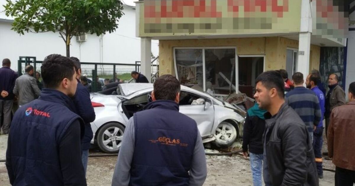 Otomobil Dükkana Girdi: 1 Yaralı