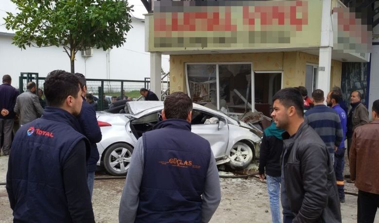 Otomobil Dükkana Girdi: 1 Yaralı - Samsun’un Bafra ilçesinde direksiyon başında fenalaşan sürücü bir iş yerine girdi. Kazada sürücü yaralandı.