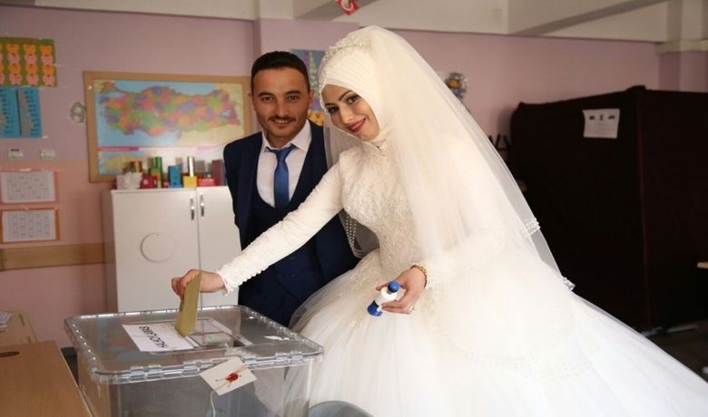 Gelin-damat Birlikte Oy Kullandı - Samsun’un Bafra ilçesinde, genç çift, düğün salonuna gitmeden evvel sandığa giderek oy kullandı.