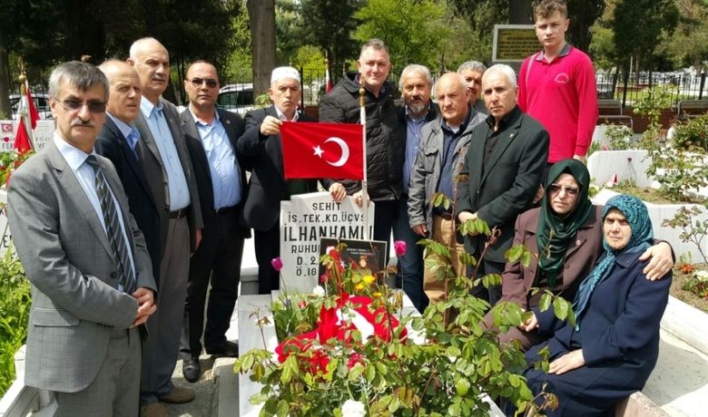Pamuk Geçidi Şehitleri 25. Yılda Anıldı ŞehitAstsubay İlhan Hamlı’nın Mezarı Başında Anma Merasimi Yapıldı - Samsunlu Astsubay İlhan Hamlı’nın da aralarında bulunduğu Pamuk Geçidi şehidi 4 astsubay, şehadetlerinin 25. yılında anıldı.
