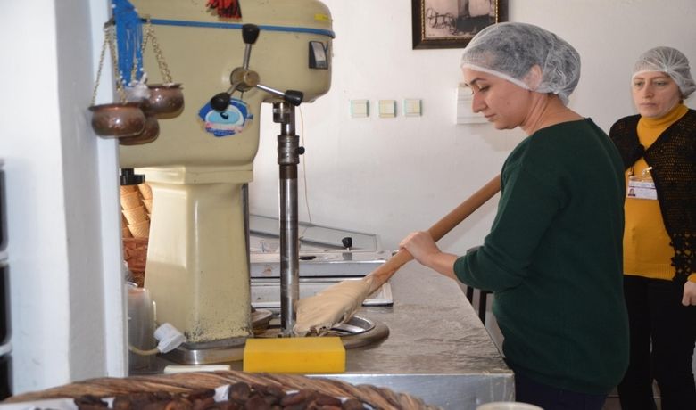 Bafra’da Kadınlara Dondurmacılık Kursu - Samsun’un Bafra ilçesinde İŞKUR ile Halk Eğitim Merkezi Müdürlüğü tarafından açılan kursa katılan 25 kursiyer kadın dondurma yapmayı öğrendi.