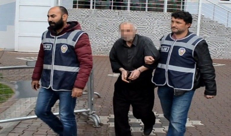Bafra’da Pompalı Tüfek Cinayetinin Sır Perdesi Aralandı KatilZanlısı, Cinayeti Omuz Atma Meselesi Yüzünden İşlediğini İddia Etti - Samsun'un Bafra ilçesinde pompalı tüfekle lokantada 1 kişiyi öldüren, 1 kişiyi yaralanan zanlı adliyeye sevk edildi.