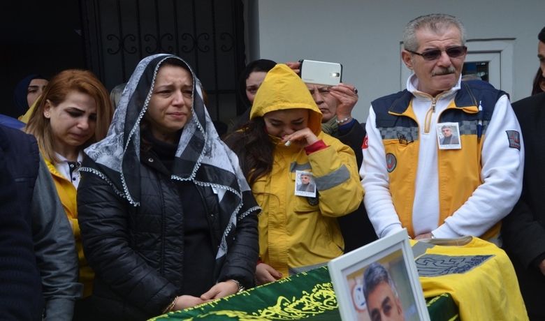 112 Personeline Mesai Arkadaşlarından Son Görev - Samsun’un Bafra ilçesinde kalp krizi sonucu hayatını kaybeden 112 çalışanı Rıza Duvan(46) için İl Sağlık Müdürlüğü İl Ambulans Servisi Başhekimliği Bafra 1. ve 2. Nolu Acil Sağlık Hizmetleri İstasyonunda tören düzenlendi.