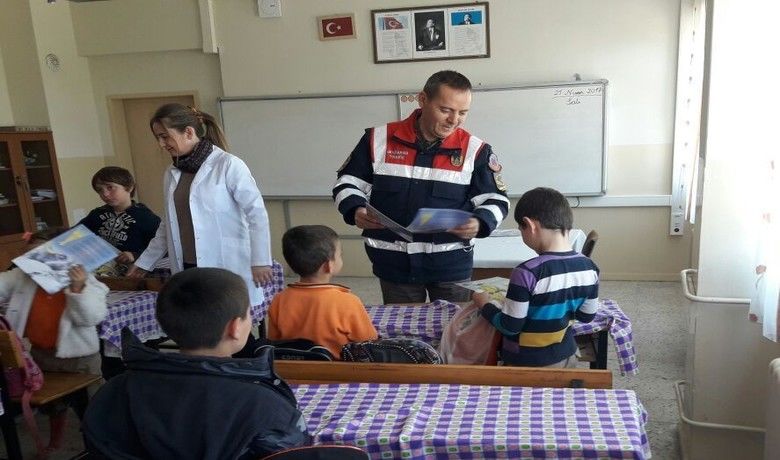 Jandarmadan Öğrencilere Trafik Semineri - Samsun'un Bafra ilçesinde jandarma tarafından öğrencilere trafik semineri verildi.