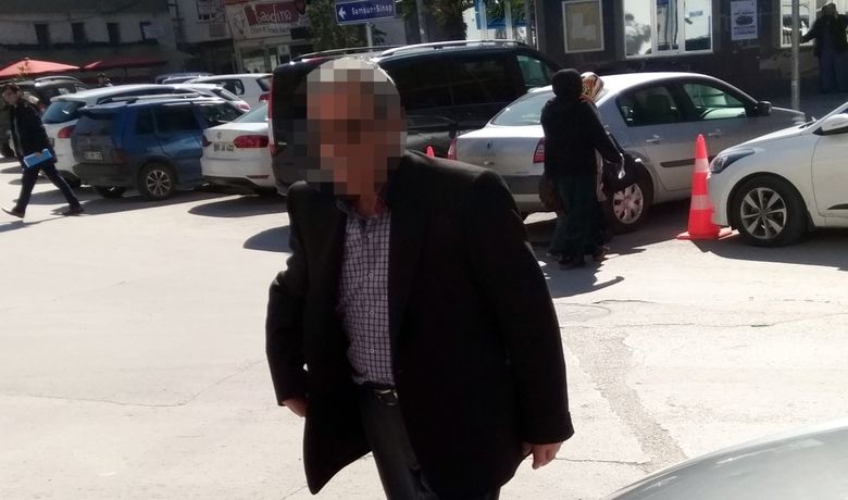 Fetö Bahanesiyle Telefonla200 Bin Lira Dolandırdılar - Samsun'un Bafra ilçesinde kendilerini polis ve savcı olarak tanıtarak telefonla aradıkları vatandaşı "FETÖ sizin hesaplarınızı kullanıyor" bahanesiyle dolandırdılar.