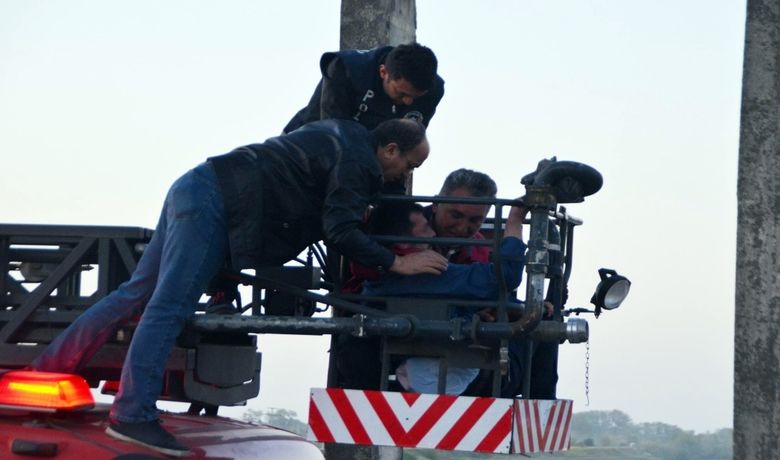 İntiharı Polis Önledi - Samsun’un Bafra ilçesinde eşinden boşanan şahıs intihar etmek amacıyla çıktığı Çetinkaya Köprüsü'nün üstünden atlamak istedi. Şahsı son anda bir sivil polis yakalayarak intiharı önledi.