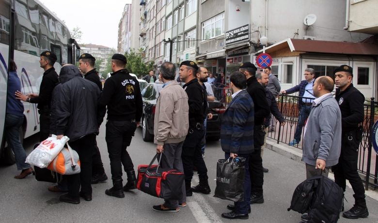 Samsun'da Mahrem İmam Operasyonuna 22 Tutuklama - Samsun'da, FETÖ'nün emniyet 'mahrem imamı' yapılanmasına yönelik 10 gün önce düzenlenen operasyonda gözaltına alınan 28 şüpheliden 22'si çıkarıldıkları mahkemece tutuklanırken, 6 kişi ise adli kontrol şartıyla serbest bırakıldı.