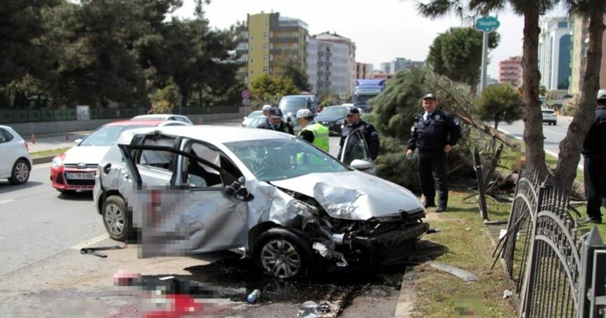 Samsun’da Trafik Kazası: 2 Ağır Yaralı Otomobil, Ağacı Ve Demirleri Yerinden Söktü