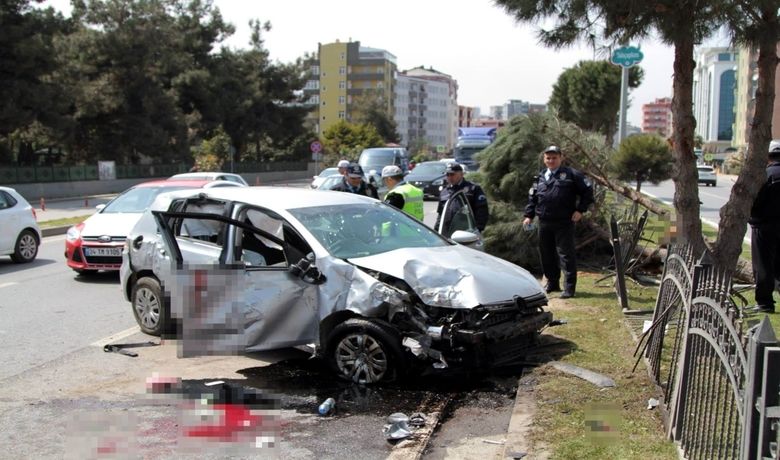 Samsun’da Trafik Kazası: 2 Ağır YaralıOtomobil, Ağacı Ve Demirleri Yerinden Söktü - Samsun’un Atakum ilçesinde meydana gelen trafik kazasında 2 genç ağır yaralanırken, olay yerindeki bir ağaç ve demir korkuluklar yerinden söküldü.