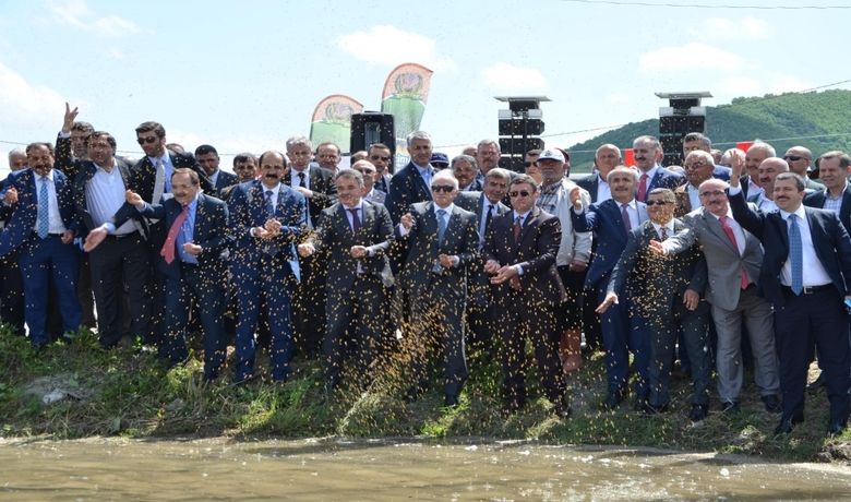 Bafra Ovası’nda ‘çeltik Ekim Günü’Çeltikte İlk Tohumlar Tarlaya Atıldı - Samsun’un Bafra Ovası'nda düzenlenen “Geleneksel 3. Çeltik Ekim Günü”nde ilk tohumlar tarlaya atıldı.