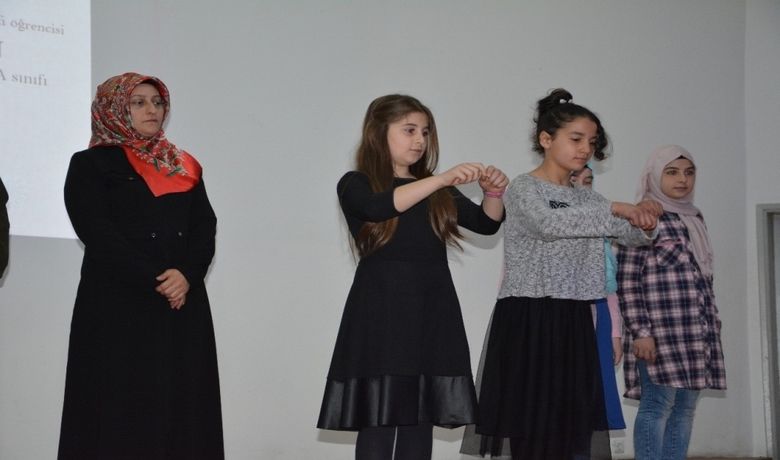 Sessiz Çığlıkların Sesi Oldular - Samsun 19 Mayıs İlçe Müftülüğünde görevli Kur’an kursu öğreticileri ile cami imamları Engelliler Haftası’nı işaret dile eğitimi ile kutladı.
