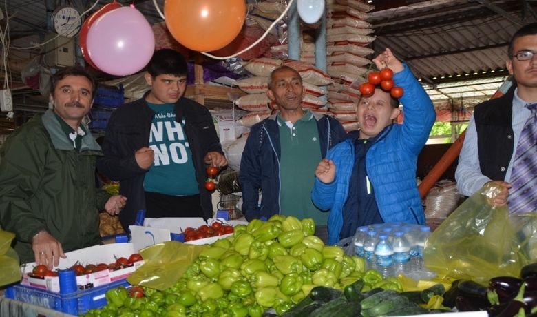 Özel Öğrenciler Pazarcı Oldu - Milli Eğitim Bakanlığına bağlı Samsun Bafra Özel Eğitim Merkezi öğrencileri “Engelliler Haftası” etkinlikleri kapsamında farkındalık oluşturmak için pazarcı oldu.