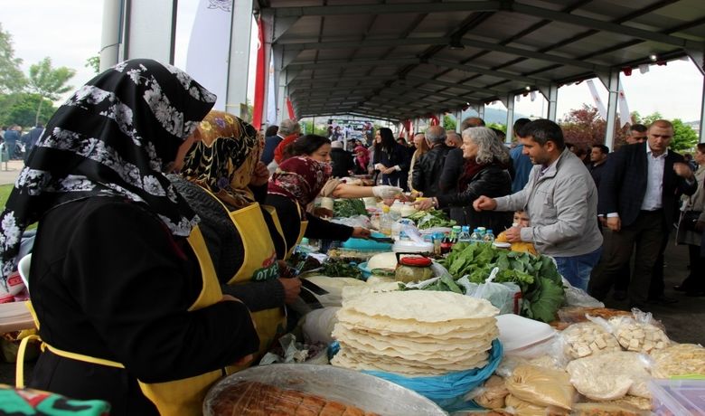 Samsun'da 3. Samsun Yöresel Ot Yemekleri Festivali - Samsun’un yöresel otlarını ve ot yemeklerini tanıtmak amacıyla Büyükşehir Belediyesi, Orta Karadeniz Kalkınma Ajansı (OKA), Samsun Turizmciler Derneği ve Samsun Turizm Altyapı Birliği ile ortaklaşa "3. Samsun Yöresel Ot Yemekleri Festivali" düzenlendi.