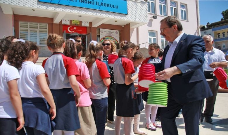 Başkan Şahin Öğrencilere Top Kandil Dağıttı - Samsun’un Bafra ilçesinde 600 yıllık bir gelenek olan ve Ramazan ayının 14’nü 15’ine bağlayan gece düzenlenen Selesepet Topkandil Şenlikleri hazırlıkları başladı.