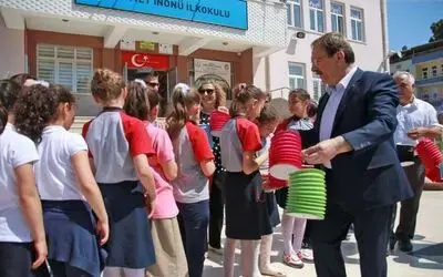 Başkan Şahin Öğrencilere Top Kandil Dağıttı