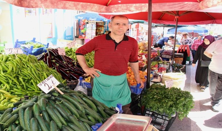 Pazarda Durgunluk MarketlerinYaptığı Kampanyalar Pazarı Vurdu - Sebze meyve fiyatlarının uygun olduğunu belirten pazar esnafı, fiyatlara rağmen alışverişte durgunluk yaşandığını söylediler.