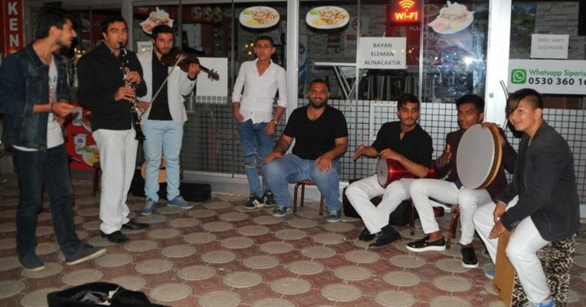 Roman Sokak Müzisyenleri İlgi Odağı Oldu