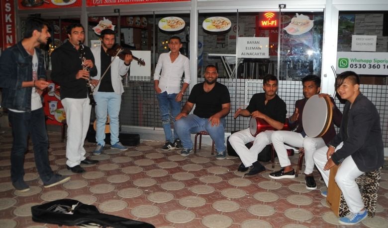Roman Sokak Müzisyenleri İlgi Odağı Oldu - Samsun’un Bafra ilçesinde Roman sokak müzisyenleri Ramazan akşamlarının ilgi odağı oldu.