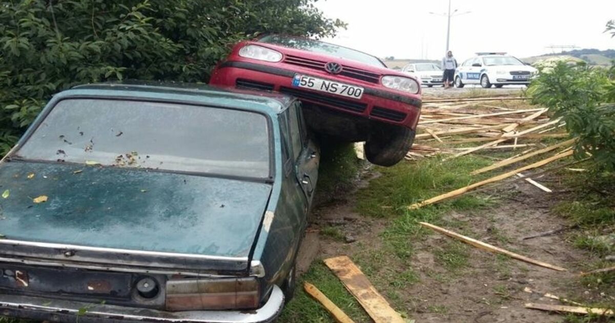 Bafra'da İlginç Kaza Otomobil, Çarptığı Otomobilin Üstüne Çıktı